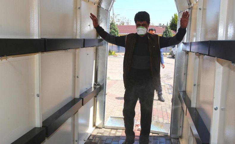 Karabağlar'da hizmet binalarına dezenfeksiyon tüneli!