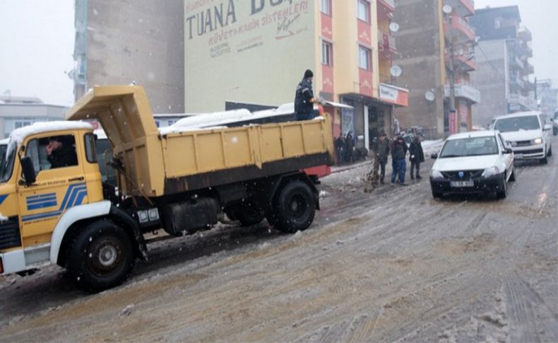 Karabağlar’da kar seferberliği