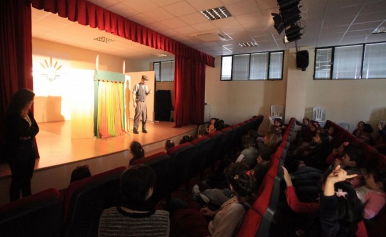 Karabağlar’da çocuklara kukla gösterisi