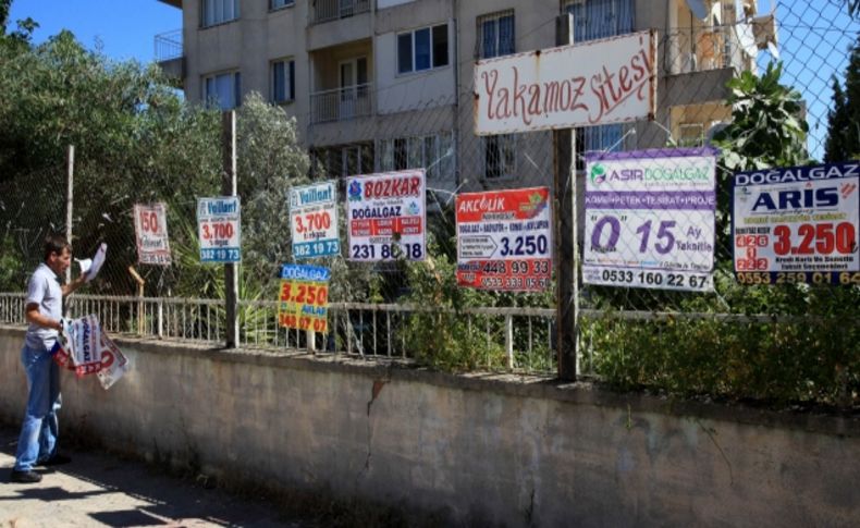 Karabağlar’da sokaklardan 175 bin afiş toplandı