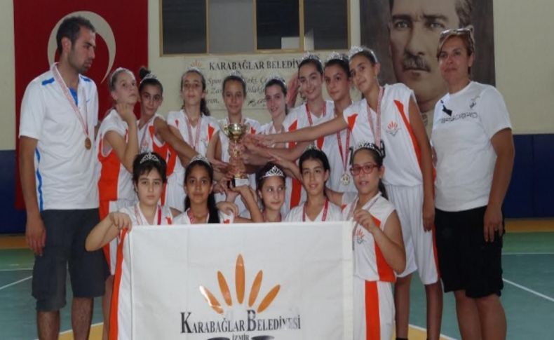 Karabağlar’ın basketbol antrenörüne ödül