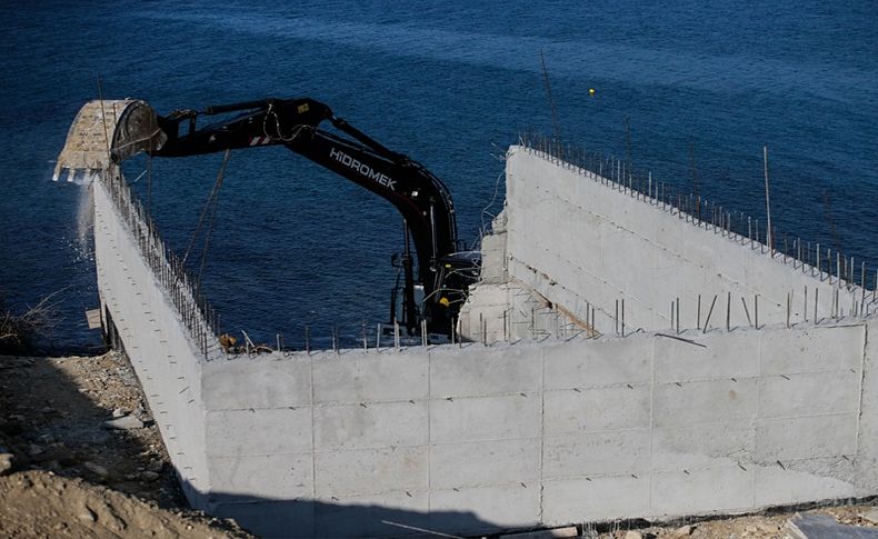 Karaburun'da sit alanına denize sıfır kaçak inşaat yıkıldı