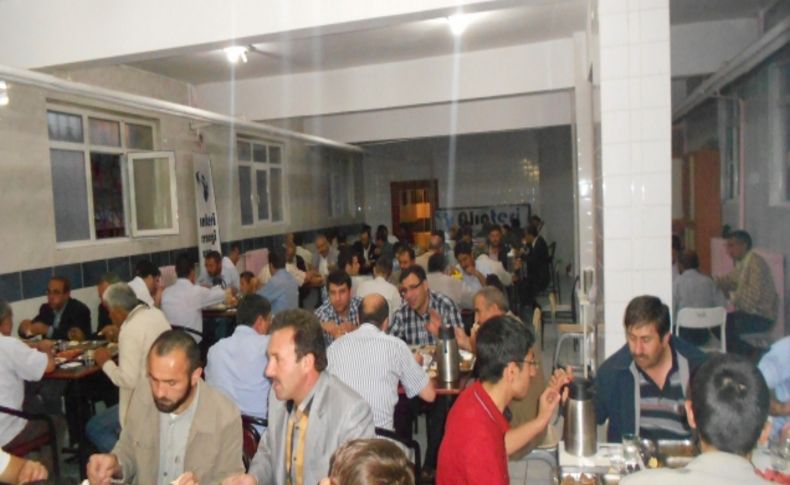 Kardeş aileler iftarda buluştu
