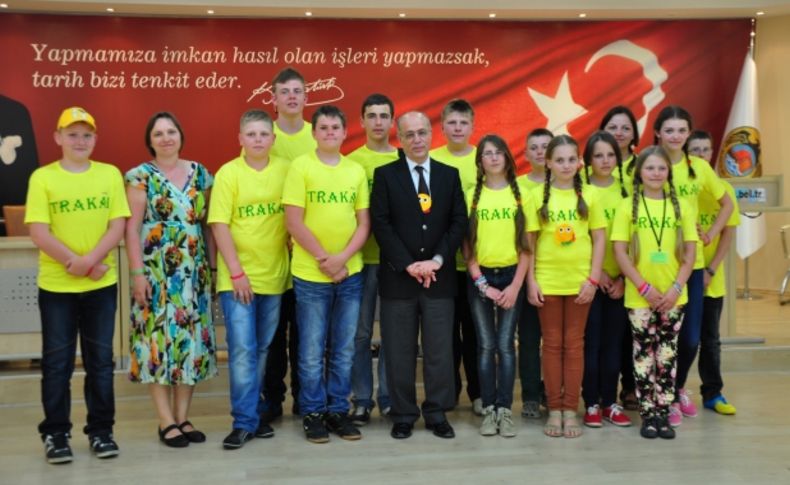 Kardeş şehirlerden gelen çocuklardan başkan Sipahioğlu'na özel gösteri