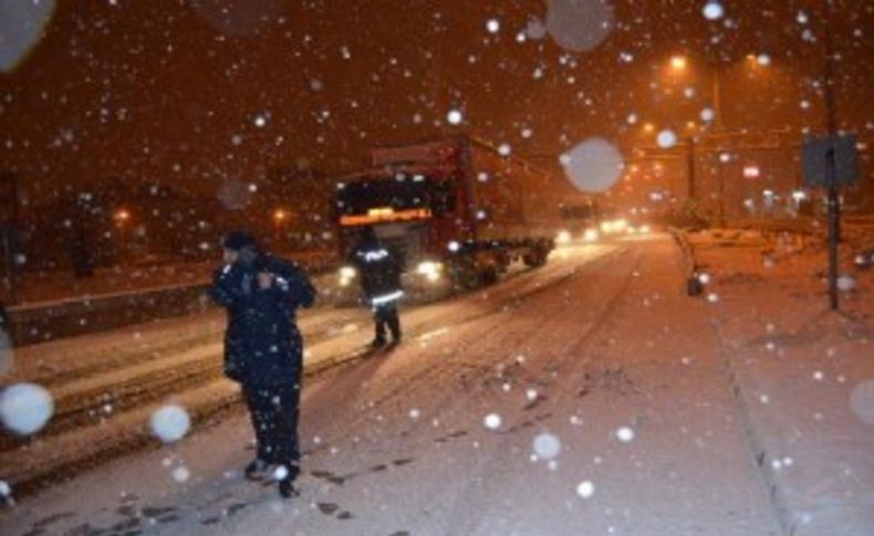 İzmir'de kar yağışı başladı: İzmir Ankara karayolu ulaşıma kapandı!