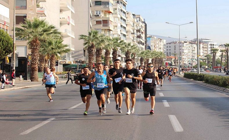 Karşıyaka Belediyesi Atatürk'ü Ata’dan Ana’ya Saygı Koşusu ile andı