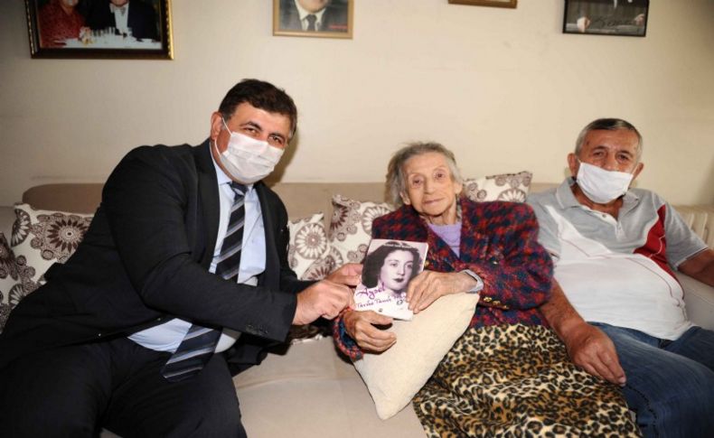 Karşıyaka Belediyesi’nden Aysel Teyze’ye plaket