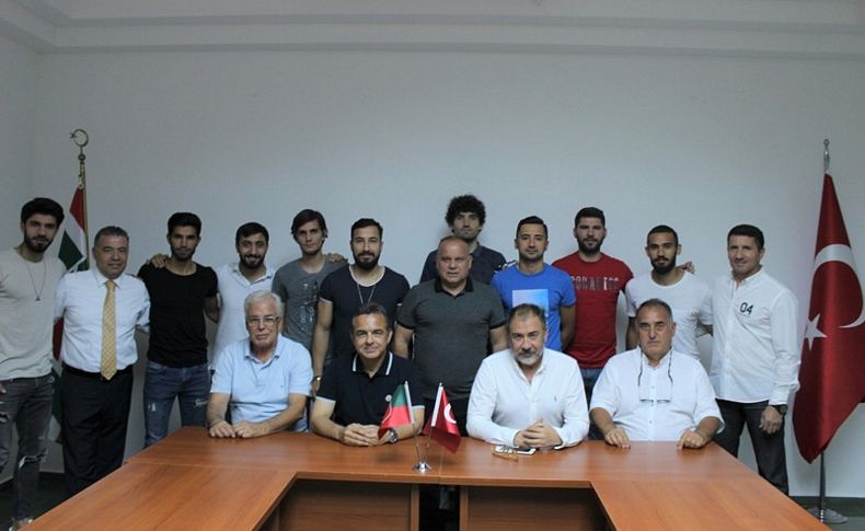Karşıyaka'da 9 imza birden