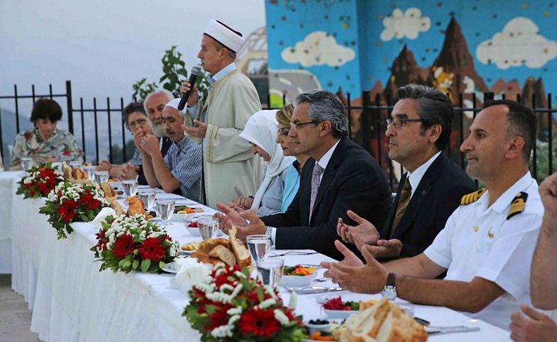 Karşıyaka iftar sofrasında buluştu