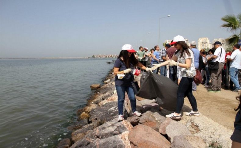 Karşıyaka sahilinde temizlik zamanı