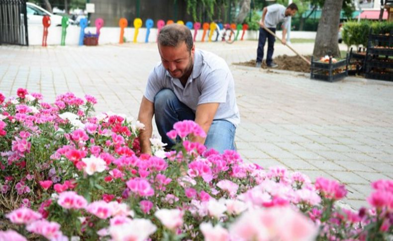 Karşıyaka'ya yaz çiçekleri