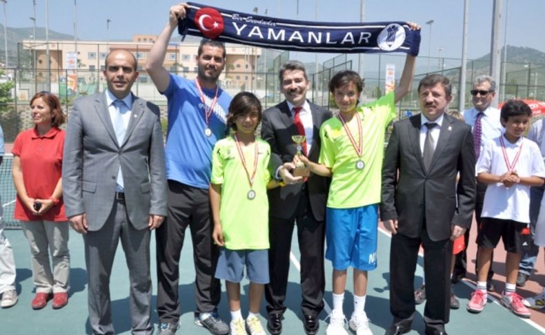 Karşıyaka Özel Yamanlar Ortaokulu teniste Türkiye ikincisi