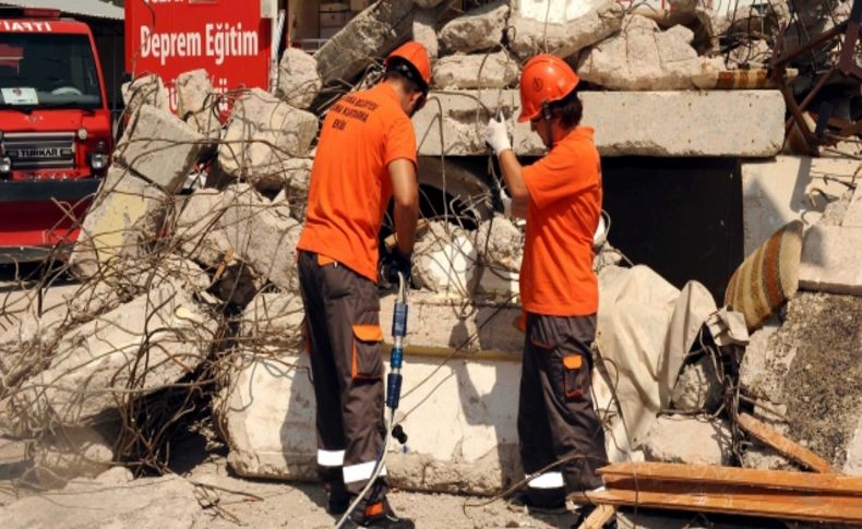 Karşıyaka’da arama kurtarma ekiplerinden deprem tatbikatı