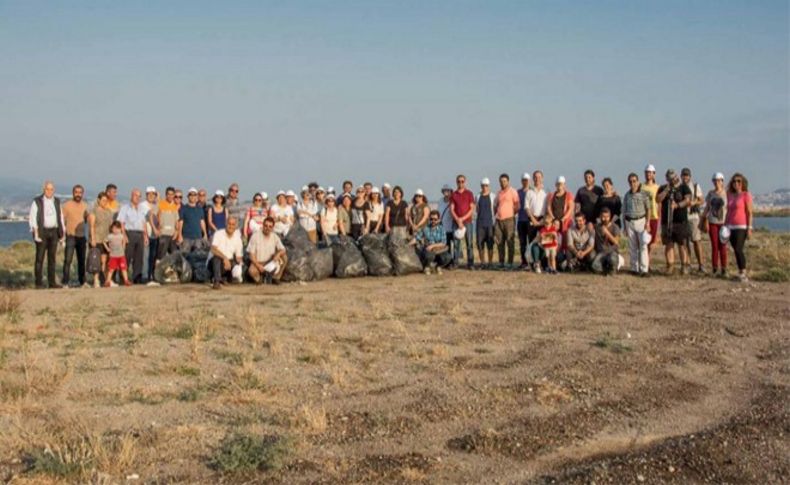 Karşıyakalı çevreciler Gediz Deltası’nı temizledi