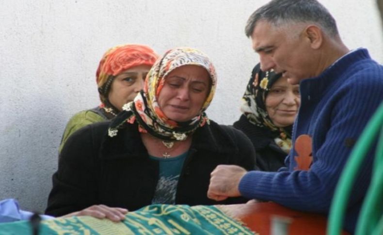 Kasksız motosiklet sürücüsü canından oldu