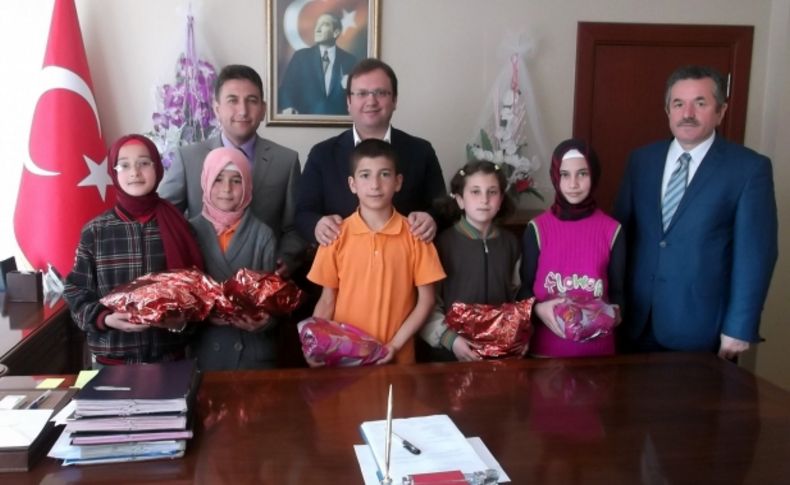 Kaymakam, kitap sınavında dereceye girenleri ödüllendirdi
