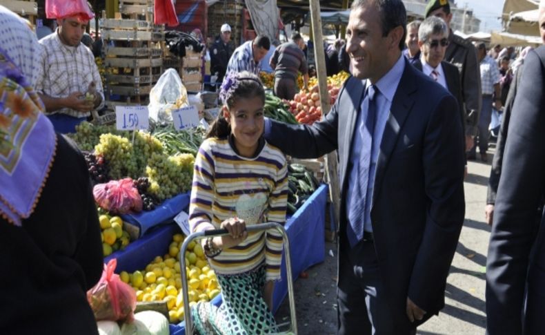 Kaymakam pazarı dolayıp esnafla sohbet ediyor