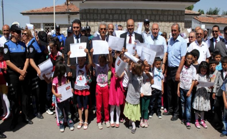 Kayserili çocuklar karnelerini polislerin elinden aldı
