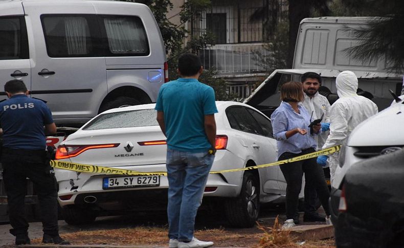 Kaza yapan otomobilde, bıçaklanmış cesedi bulundu