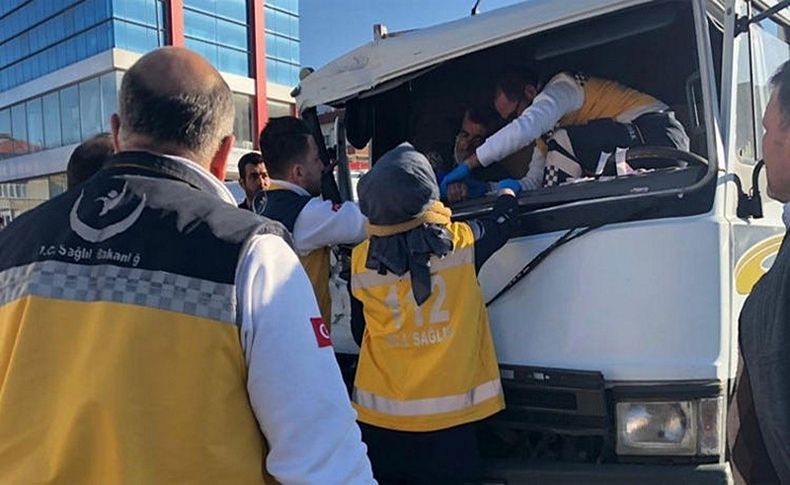 Kaza yaptığı araçta sıkışan arkadaşını bırakıp kaçtı