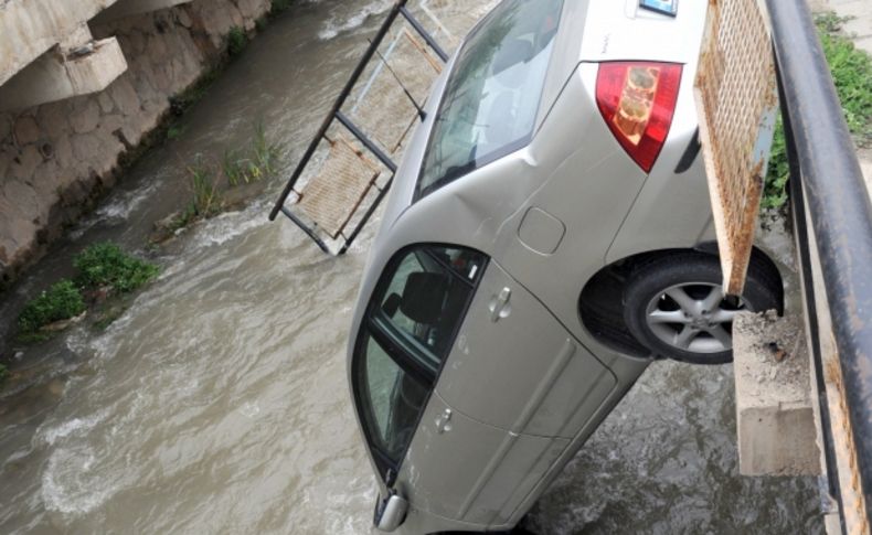 Kaza yapan araç korkuluklarda asılı kaldı