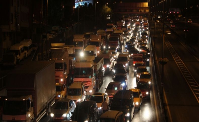 Kaza yapan hafriyat kamyonu D-100 trafiğini felç etti