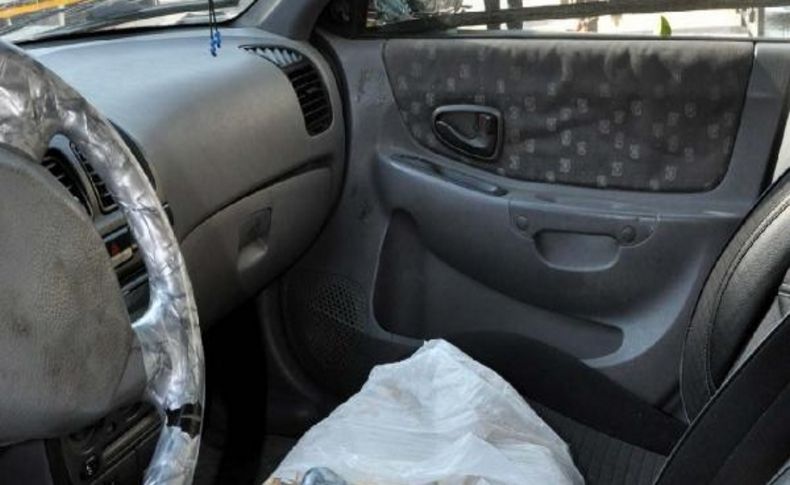 Kaza Yaptiği Otomobilde Kebap Pidelerini De Birakip Kaçti