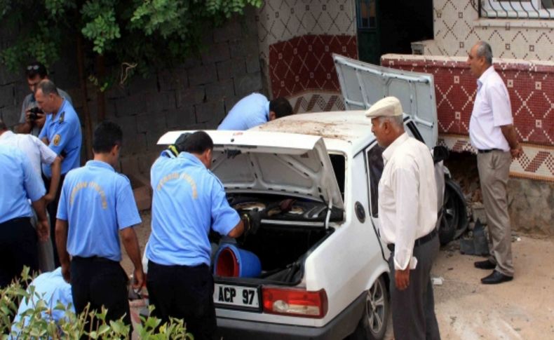 Kaza'da yaralanan çocukların yakınları otomobili tekmeledi