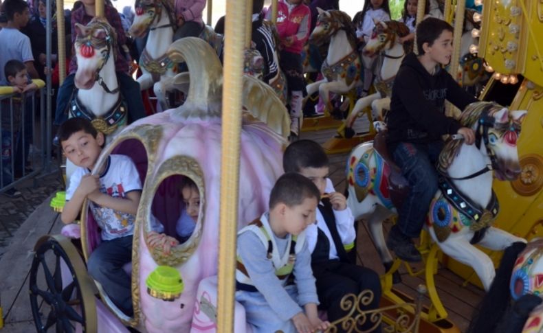 Kazan Belediyesi, çocuklara lunapark hediyesi