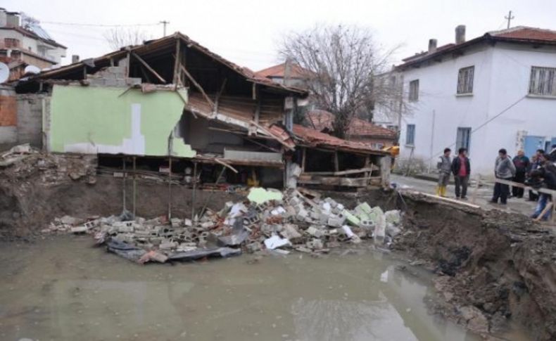 Kazılan temel, evin duvarını yıktı