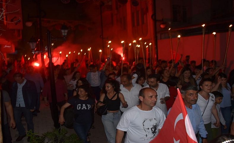 Kemalpaşa'da coşku fener alayıyla sürdü