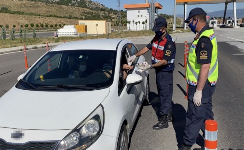 Kemalpaşa'da kontrol noktasında vatandaşlara bayram şekeri