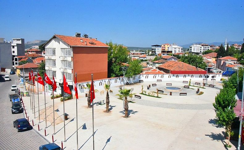 Kemalpaşa'da mahalleler meydanları ile anılıyor