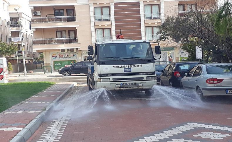 Kemalpaşa’da sokak ve caddeler dezenfekte ediliyor