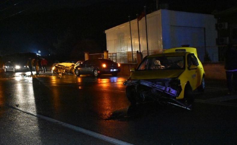 Kemalpaşa'da taksiyle otomobil çarpıştı: 1 yaralı