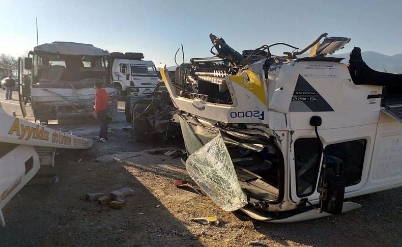 Kemalpaşa'da zincirleme kaza: 14 yaralı