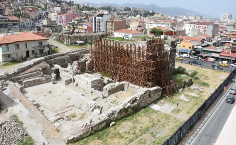 Kemeraltı'na adını veren kemerde restorasyon