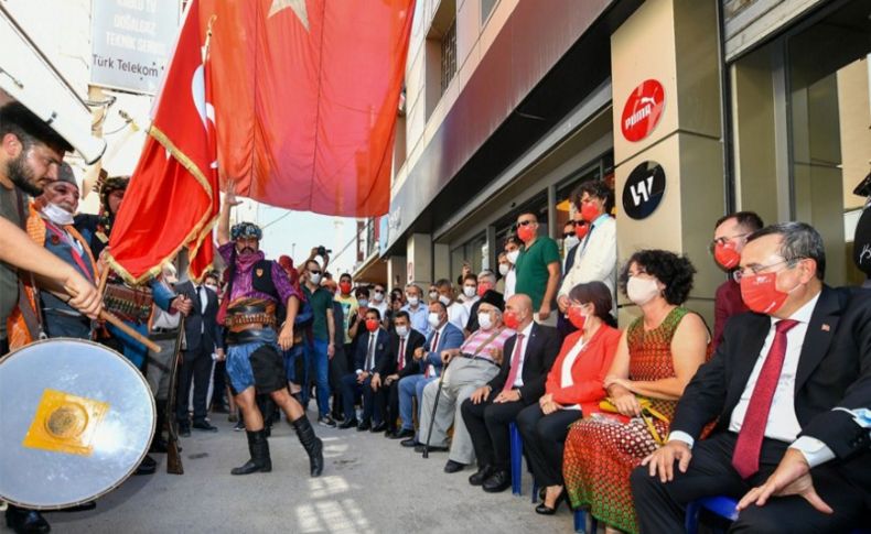 Kemeraltı’nda 9 Eylül coşkusu Efeler zeybek oynadı