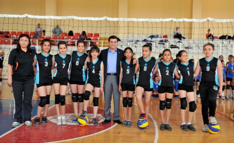 Kepez’de karnaval havasında voleybol turnuvası
