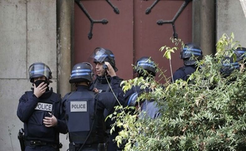 Paris'te flaş gelişme: Kiliseye baskın!