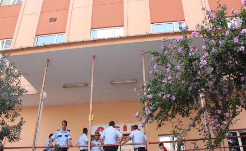 Kimlik soran iki polisi bıçakladı
