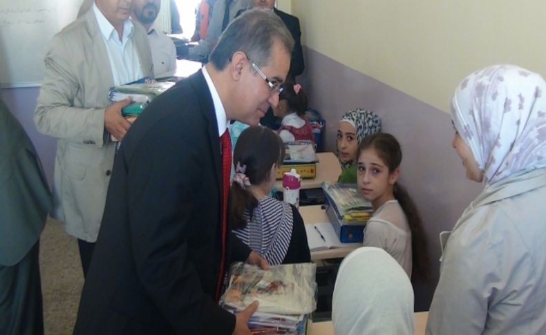 Kimse Yok Mu Derneği Suriyeli öğrencilere kırtasiye yardımı yaptı
