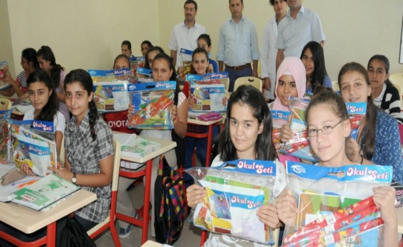 Kimse Yok Mu Manisa'da bin 500 öğrenciye kırtasiye yardımında bulundu