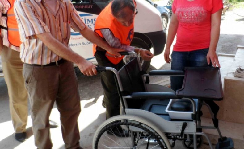 Kimse Yok Mu'dan iki engelliye tekerlekli sandalye