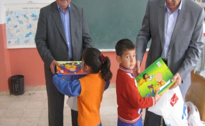 Kimse Yokmu Derneği, Kayseri'de bin öğrenciye kırtasiye yardımında bulundu