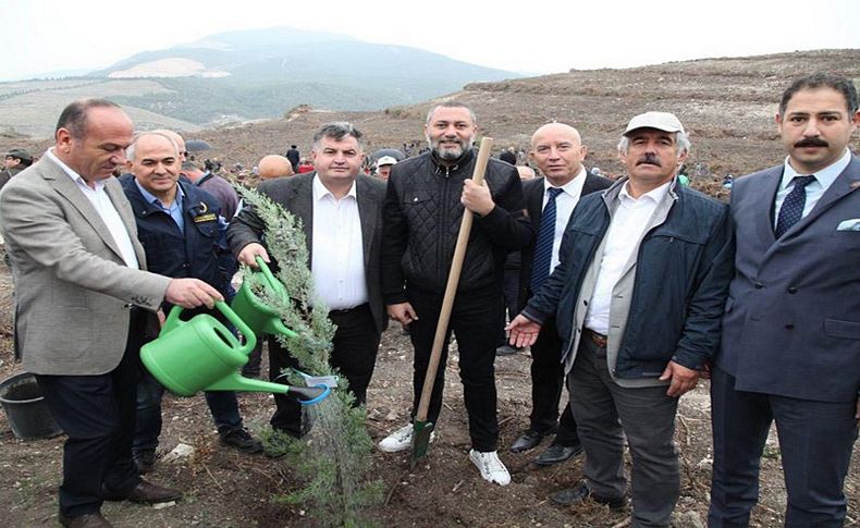 İzmir'in ilçelerinde de binlerce fidan toprakla buluştu