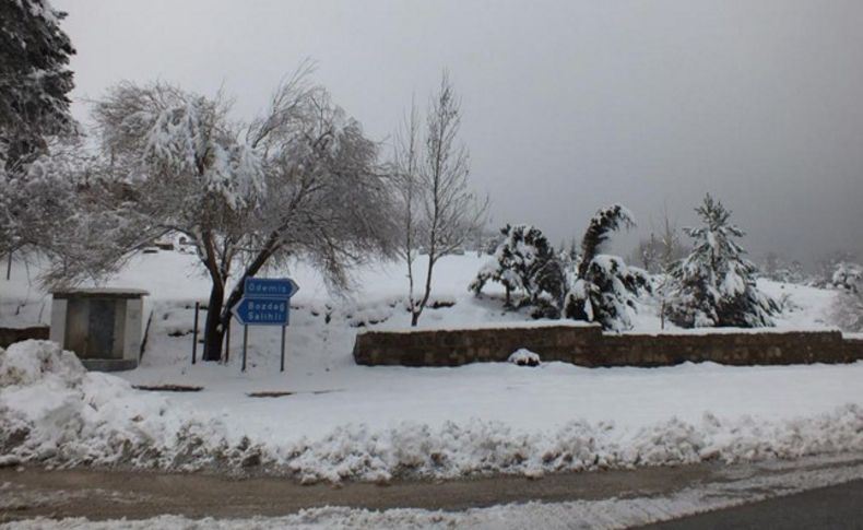 İzmir'in o ilçesinde 11 mahallenin yolu kardan kapandı
