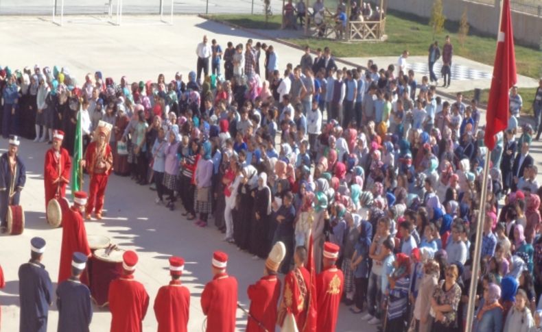 Kırıkkale Anadolu İHL'de mehterli eğitim yılı açılışı