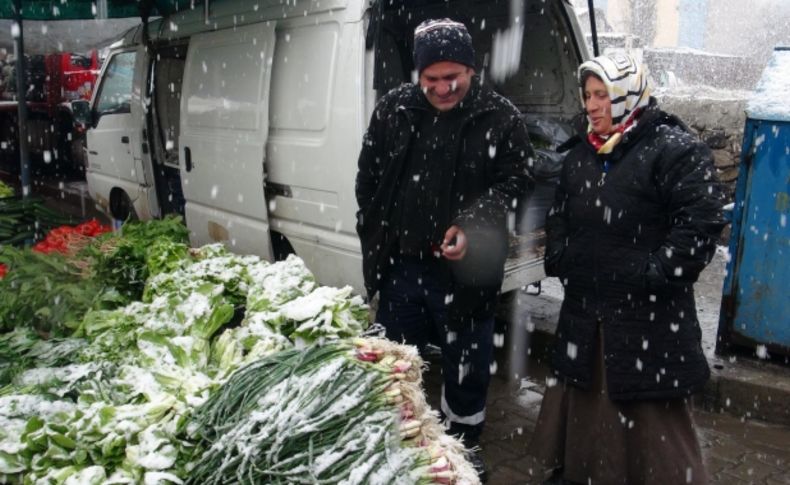 Kış geri geldi, meyve ve sebzeler kar altında kaldı