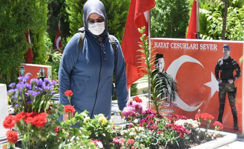 Kısıtlama öncesi şehit yakınlarının kabirlerini ziyaret ettiler
